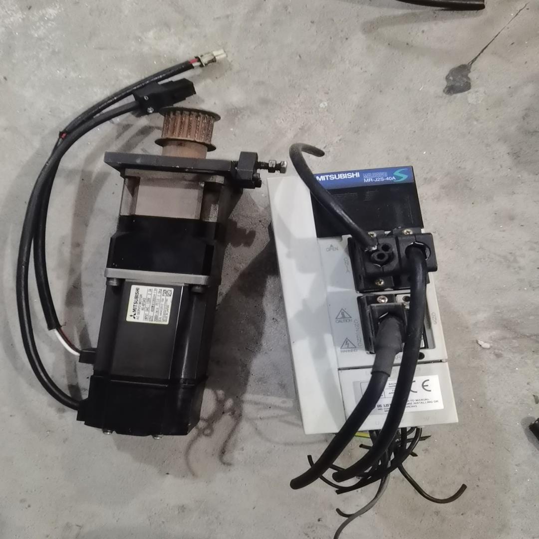 （设备配件）MR-J2S-40A，电机HC-kFS43，一套实物图片，正