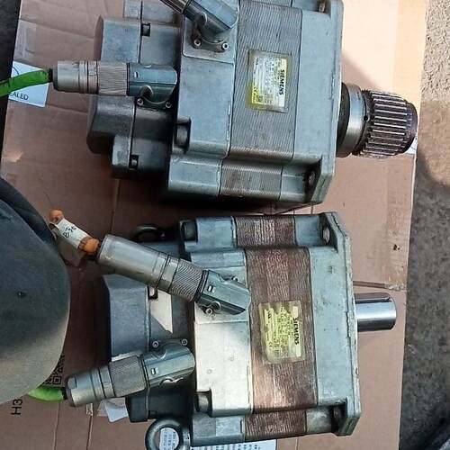 （设备配件）两台西门子伺服电机实物拍摄型号1FK7100一5AF71一-