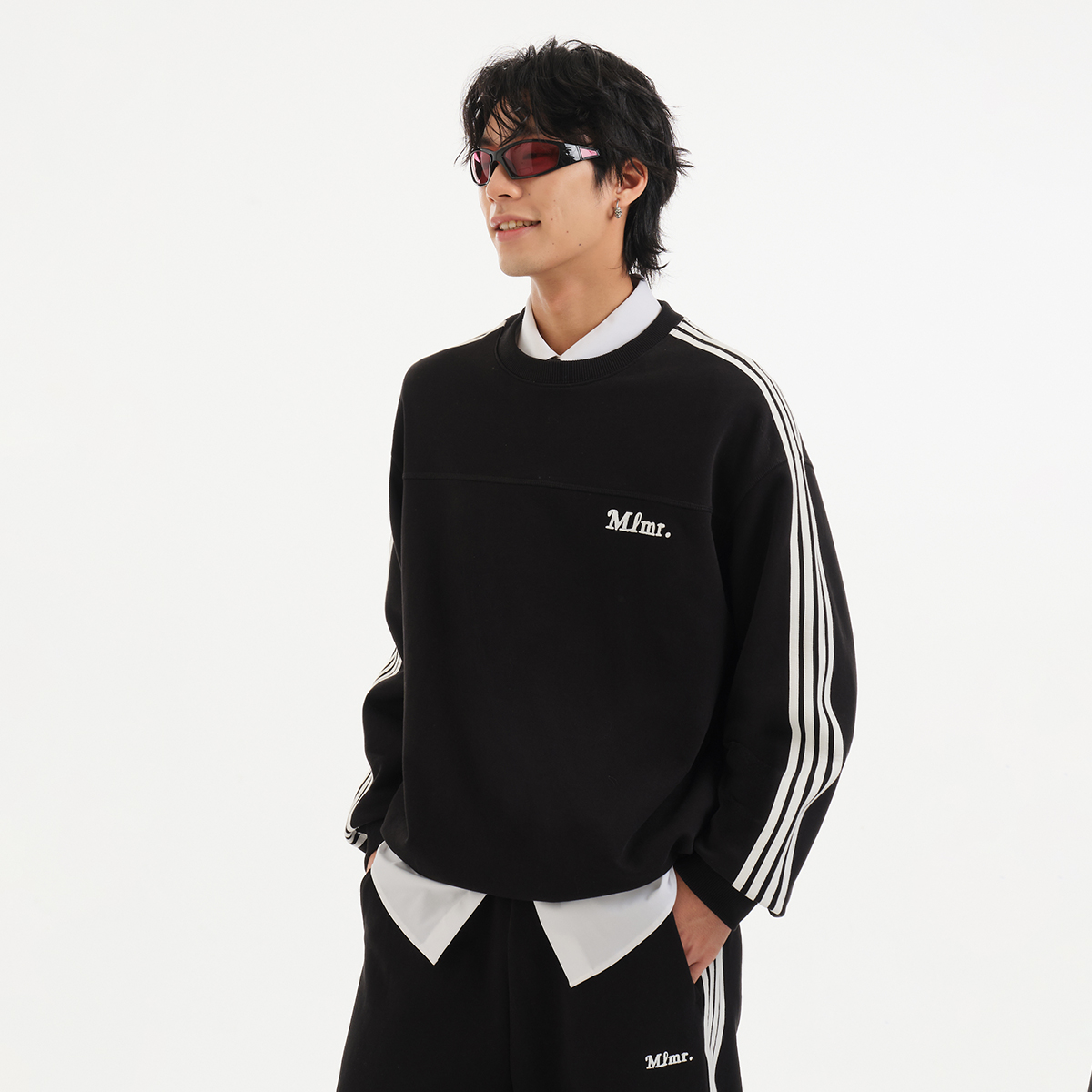 舒适宽松版型，可调节抽绳松紧腰头