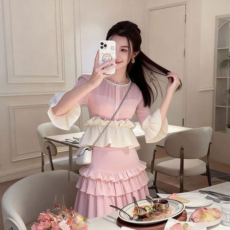 温柔风粉色荷叶边套装女