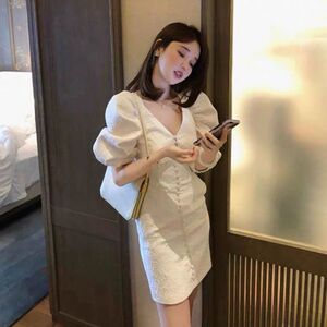 法式小香风气质V领短袖连衣裙高级感白色泡泡袖短裙