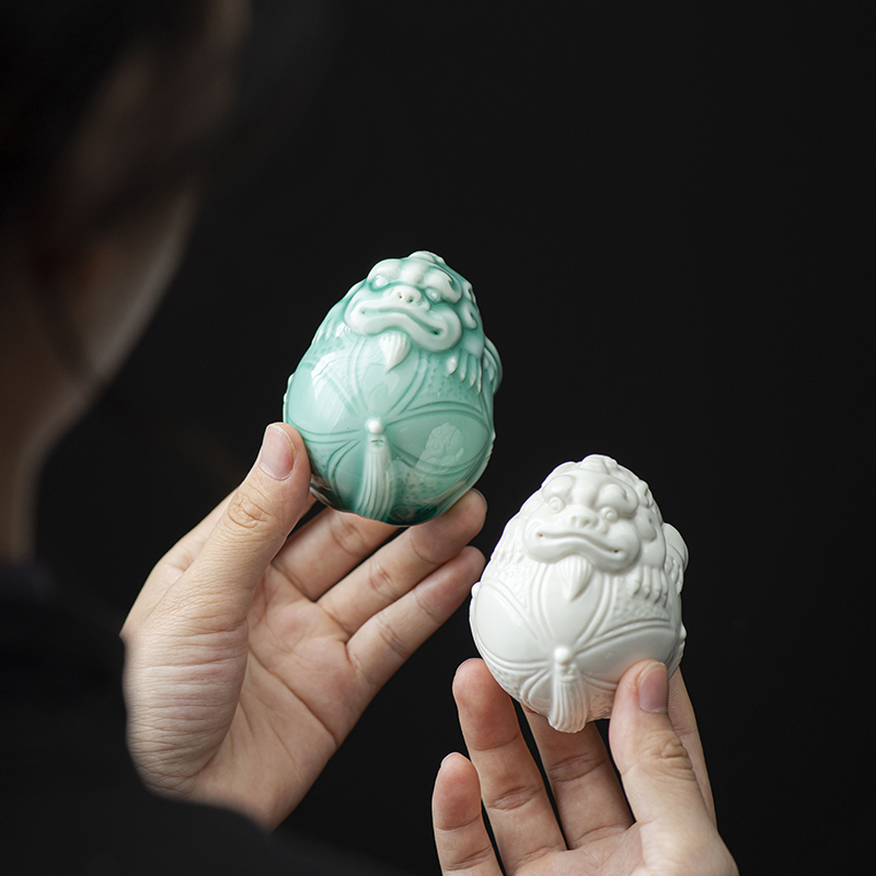 创意陶瓷精品狮子戏球招