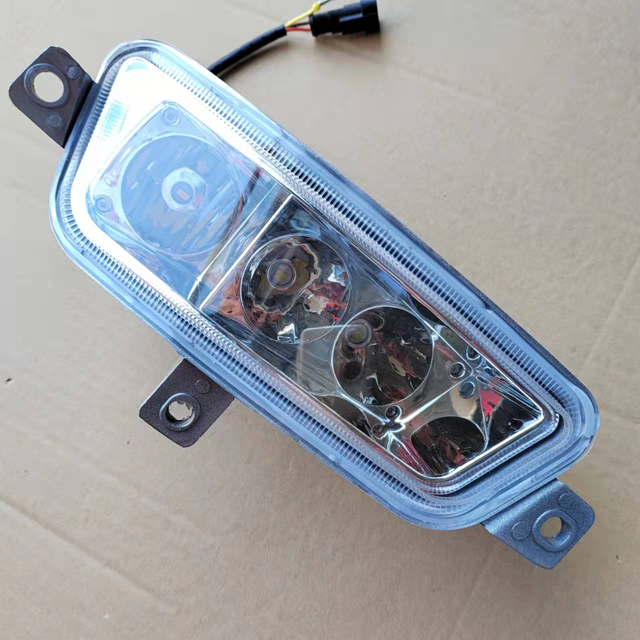 适用北奔重卡方驰雾灯总