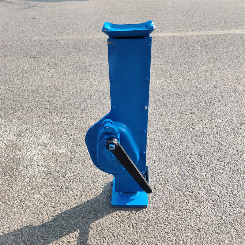 手摇千斤顶动起道机矿车