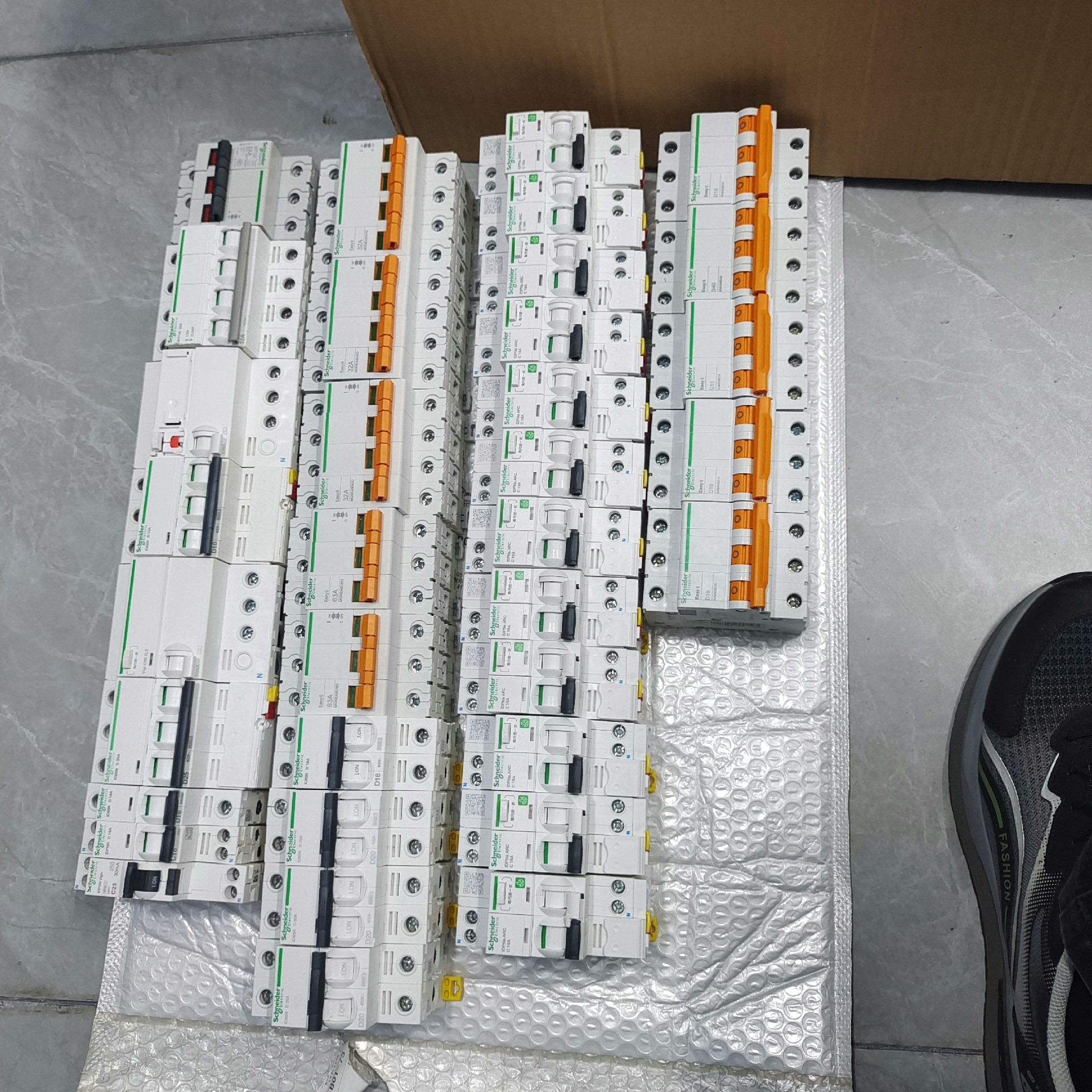 施耐德断路器杭电浪甬防雷保护器17个二手拆机精品，功能包好议价