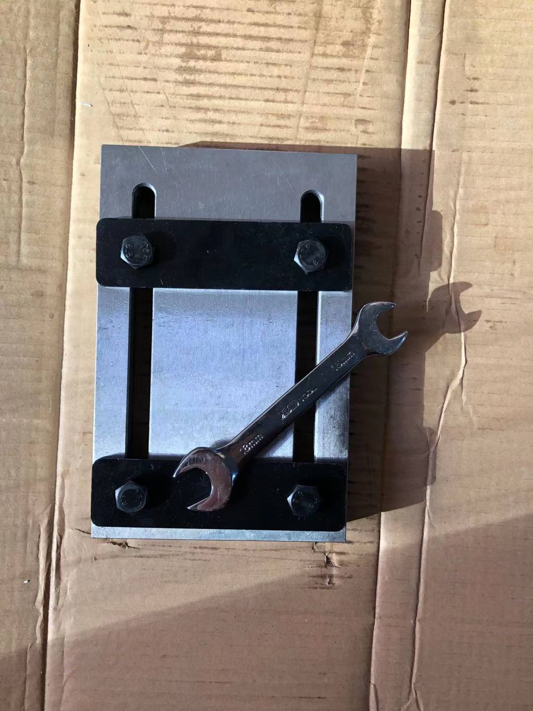 錾刻台夹板金银首饰花工