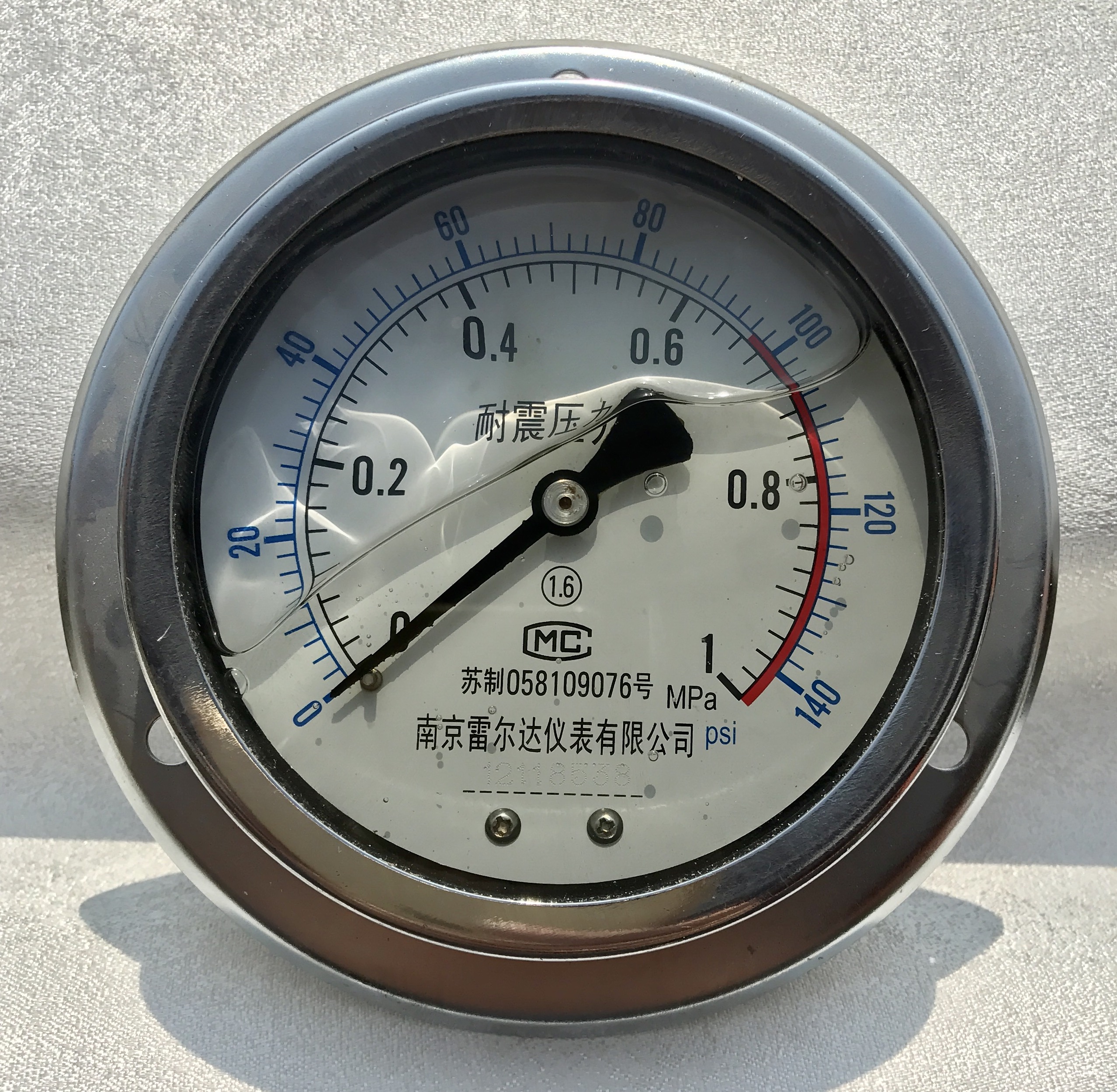 轴向带边耐震压力表外壳