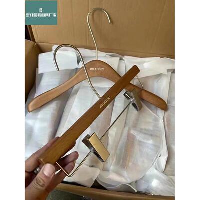 胡桃色橡木实衣架服装店