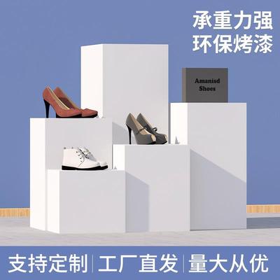 展厅白色服装店立柱花木