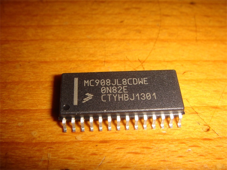 MC908JL8CDWE SOP28 MC908JL8 微控制器芯片