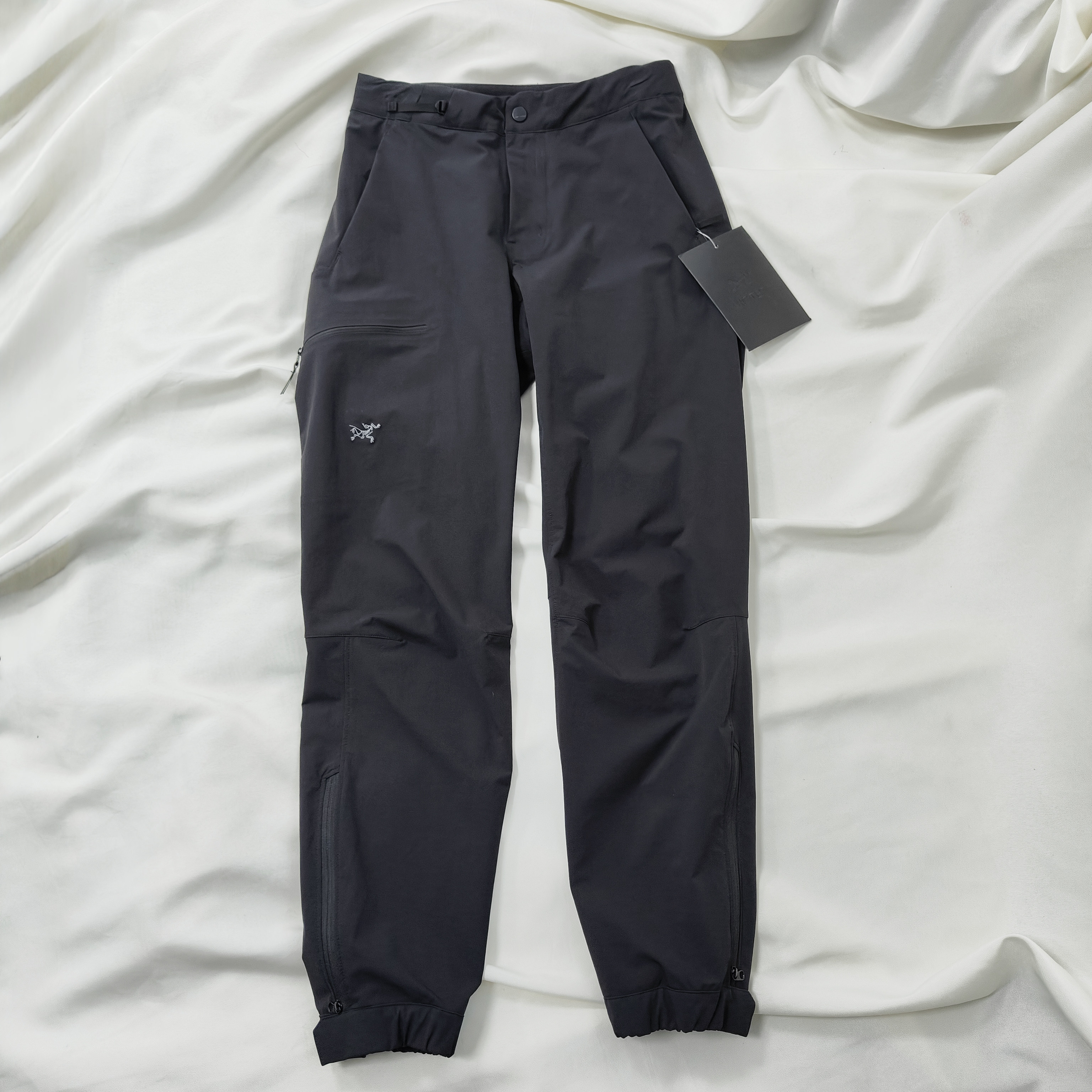 Arcteryx Gamma Tapered始祖鸟户外春秋防风修身休闲小脚软壳裤女 - 实物图