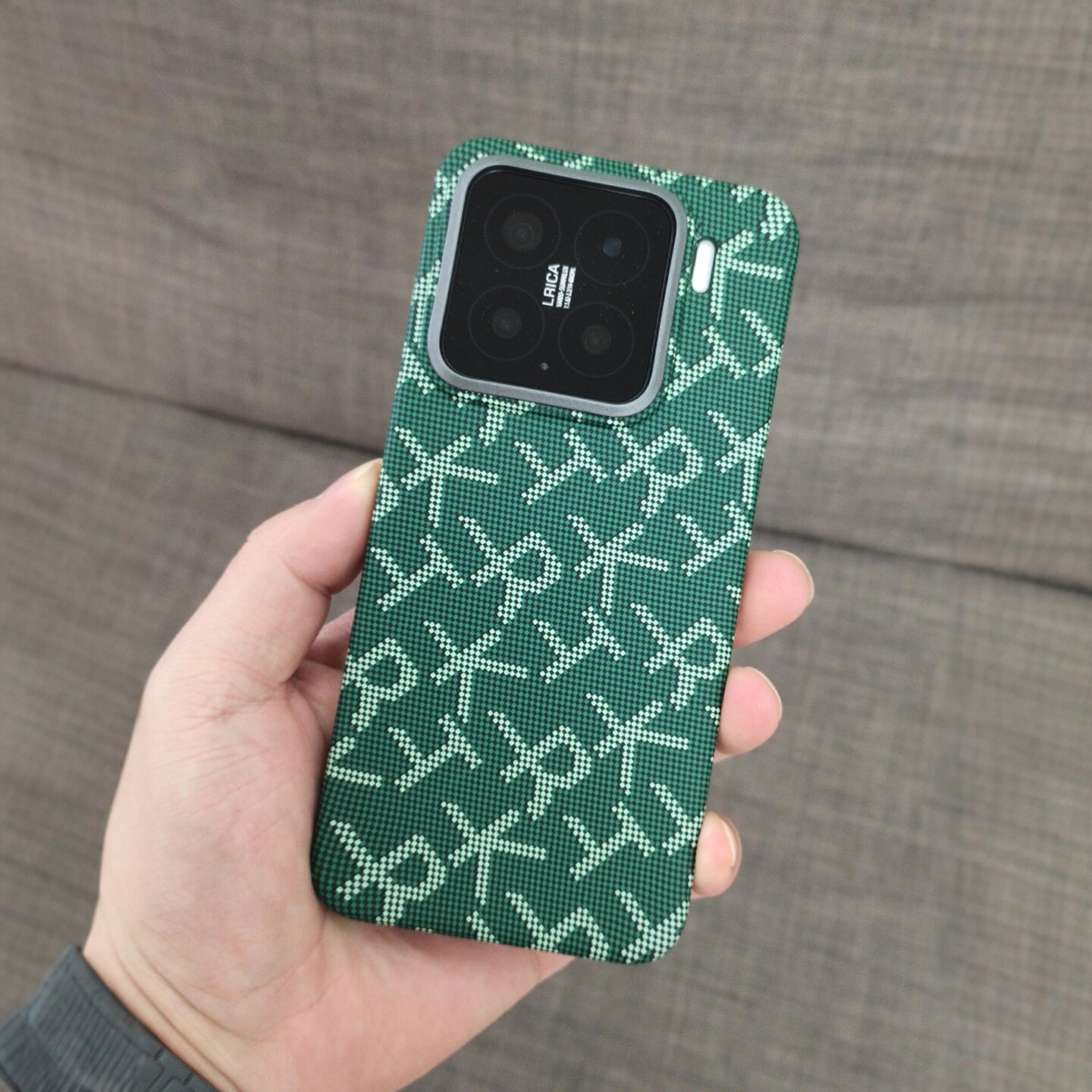 复古老花字母绿色适用小米15Pro手机壳15ultra高档男生findx8S+超薄硬壳全包碳纤维纹iphone16promax金属新款