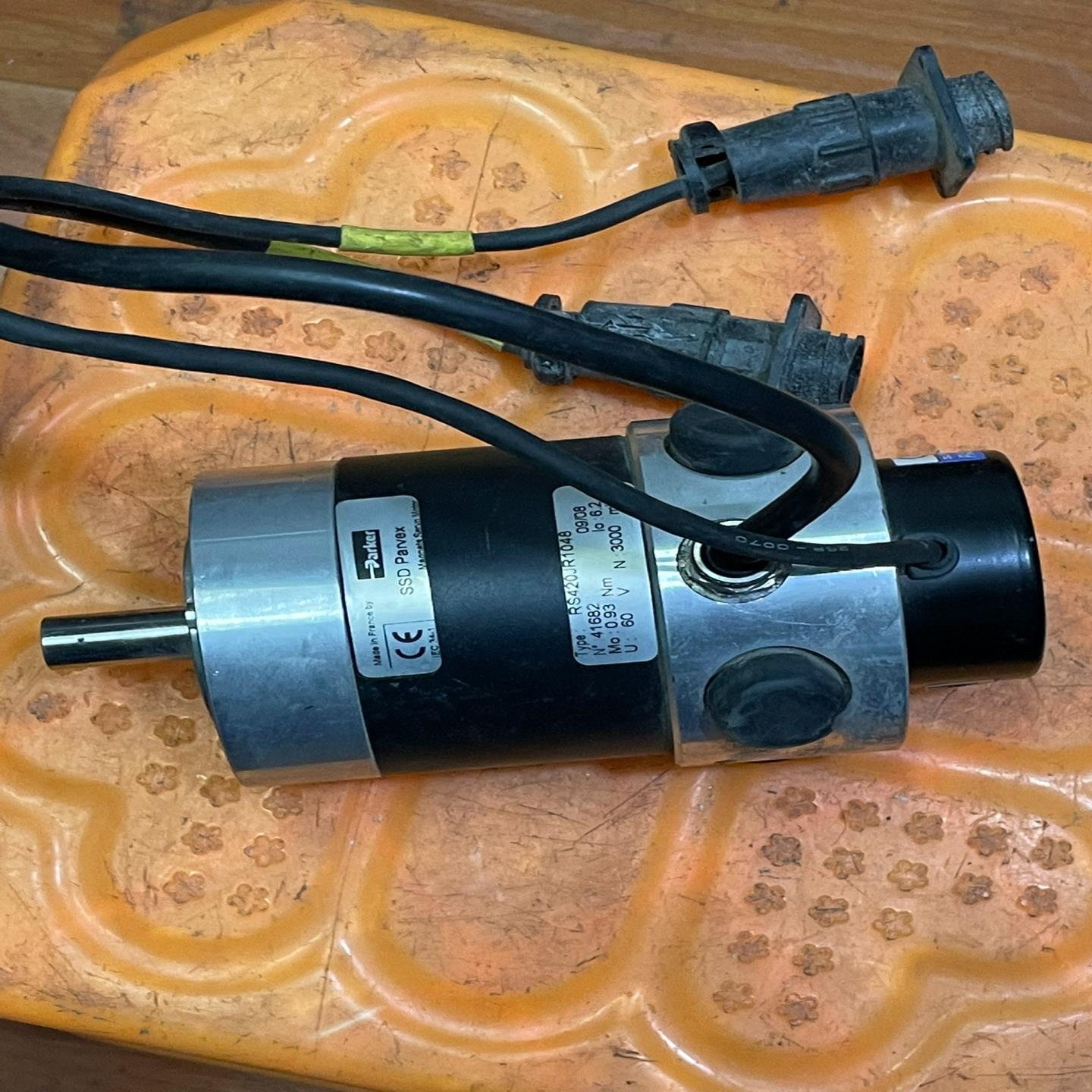 (议价)电机RS420JR1048+SUMTAK编码器LDA-1