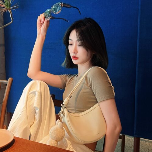明星同款小众斜挎单肩牛角水壶包