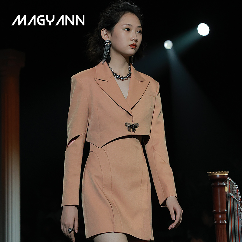 【时装周】Magyann蝶恋2025秋设计师修身胸型活页吊带裙收腰短裙