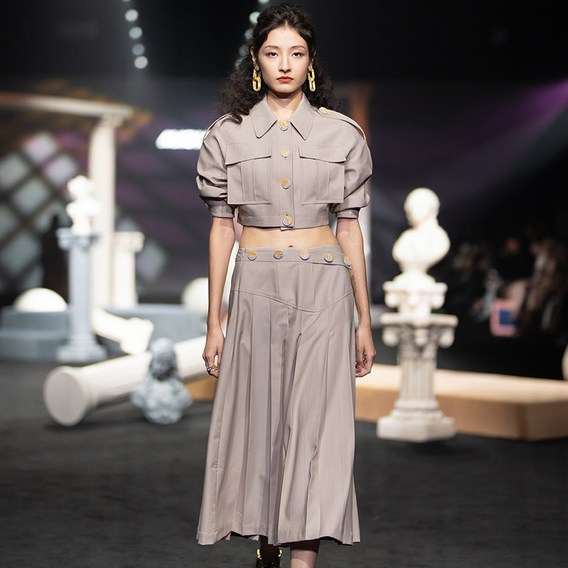 【时装周】Magyann大漠孤烟2025秋设计师斜腰分割压皱半裙百褶裙