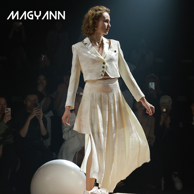 【时装周】Magyann山云录2025夏设计师高腰不规则压褶半裙百褶裙