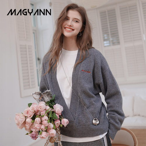 【从容】Magyann设计师原创2025冬休闲外穿上衣深V领针织衫毛衣女