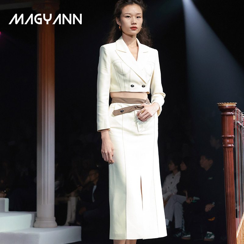【时装周】Magyann云芝2025秋设计师高腰前开叉撞色不对称腰长裙