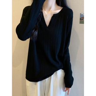 加码女装覆盖腹部，慵懒的风格与v领羊绒针织品的肥胖女孩，苗条