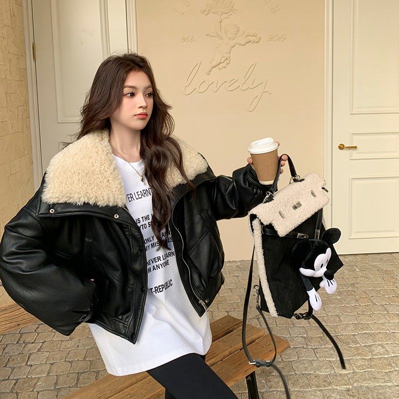 复古黑色皮衣羽绒服女2025冬季新款羊羔毛大翻领90白鸭绒PU皮外套
