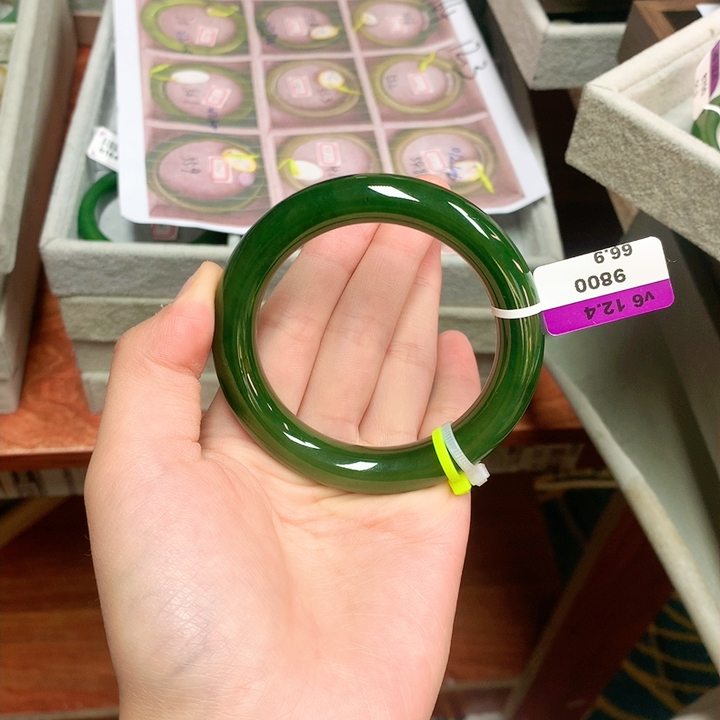 V6碧玉高色艳辣绿满色满肉5556微带矿皮无纹无裂巨漏王炸正价2.5w