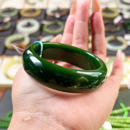 H8碧玉菠菜绿老料捡漏58.60巨细少黑无纹裂封神