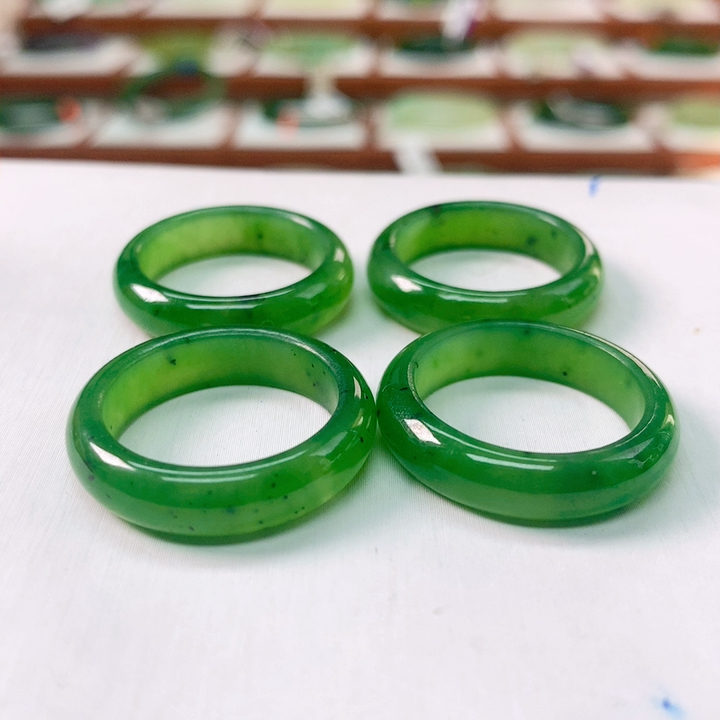 H197碧玉辣阳绿戒圈带红皮1920