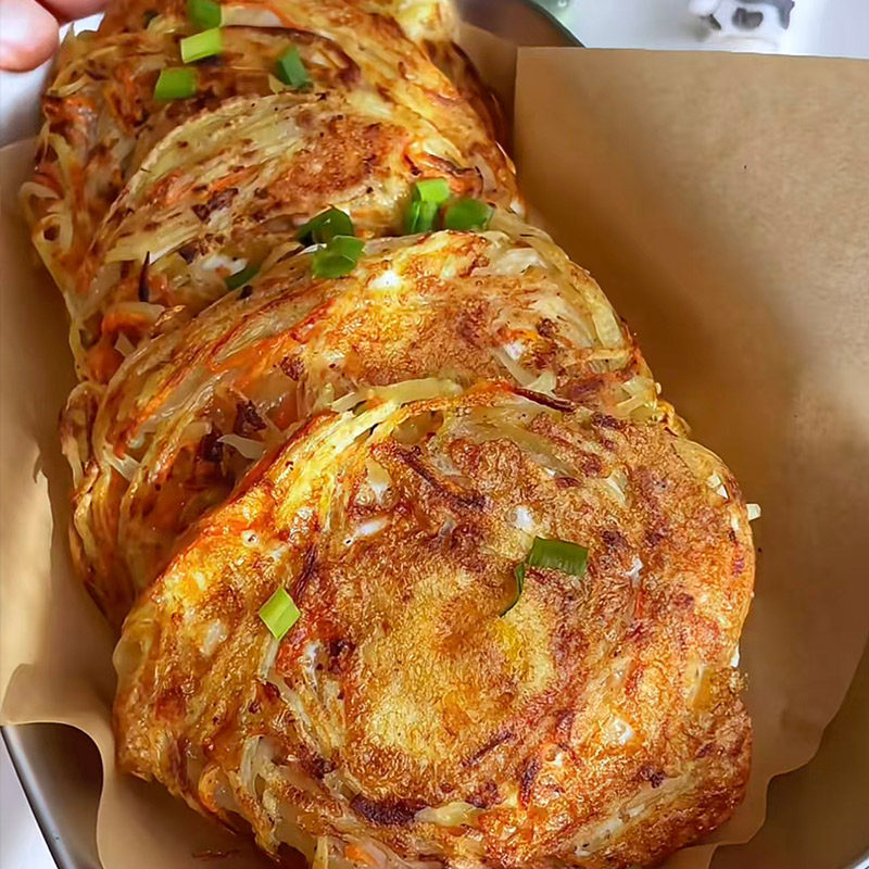 土豆丝鸡蛋饼早餐速食葱油饼煎饼冷冻油饼摆摊小吃披萨蔬菜饼