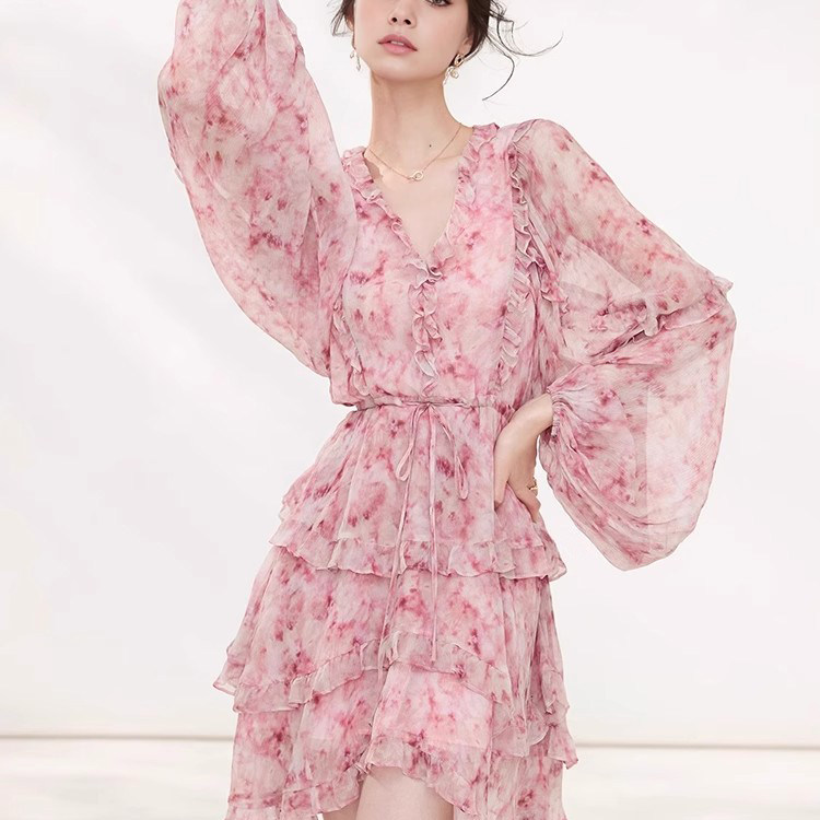 高级感桑蚕丝碎花连衣裙女新款小众气质洋气蛋糕裙真丝超仙短裙女