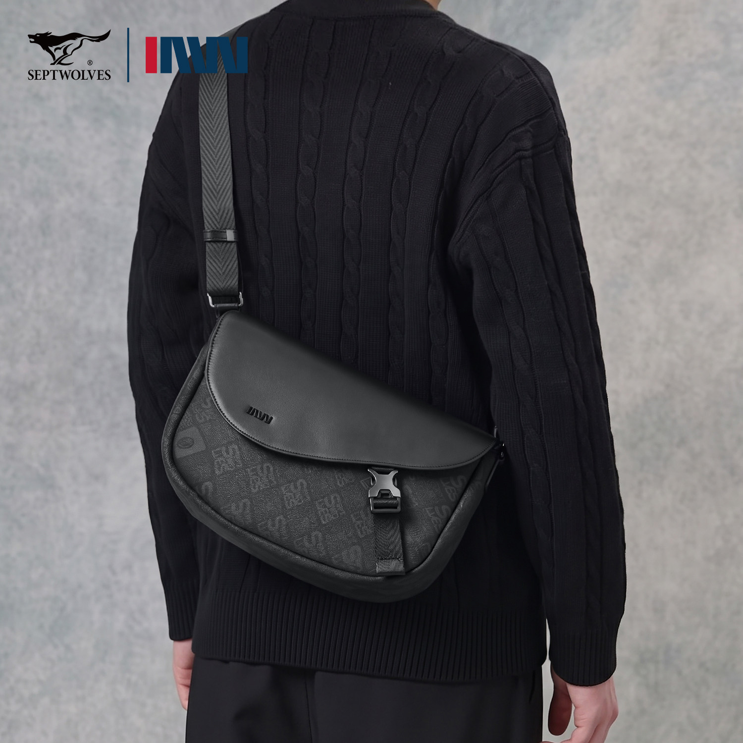 七匹狼斜挎包男士单肩包休闲通勤邮差包潮流黑色印花外出便携背包