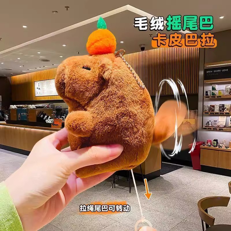 毛绒柿子摇尾巴卡皮巴拉钥匙扣链公仔玩具书包挂件情侣小礼品L1