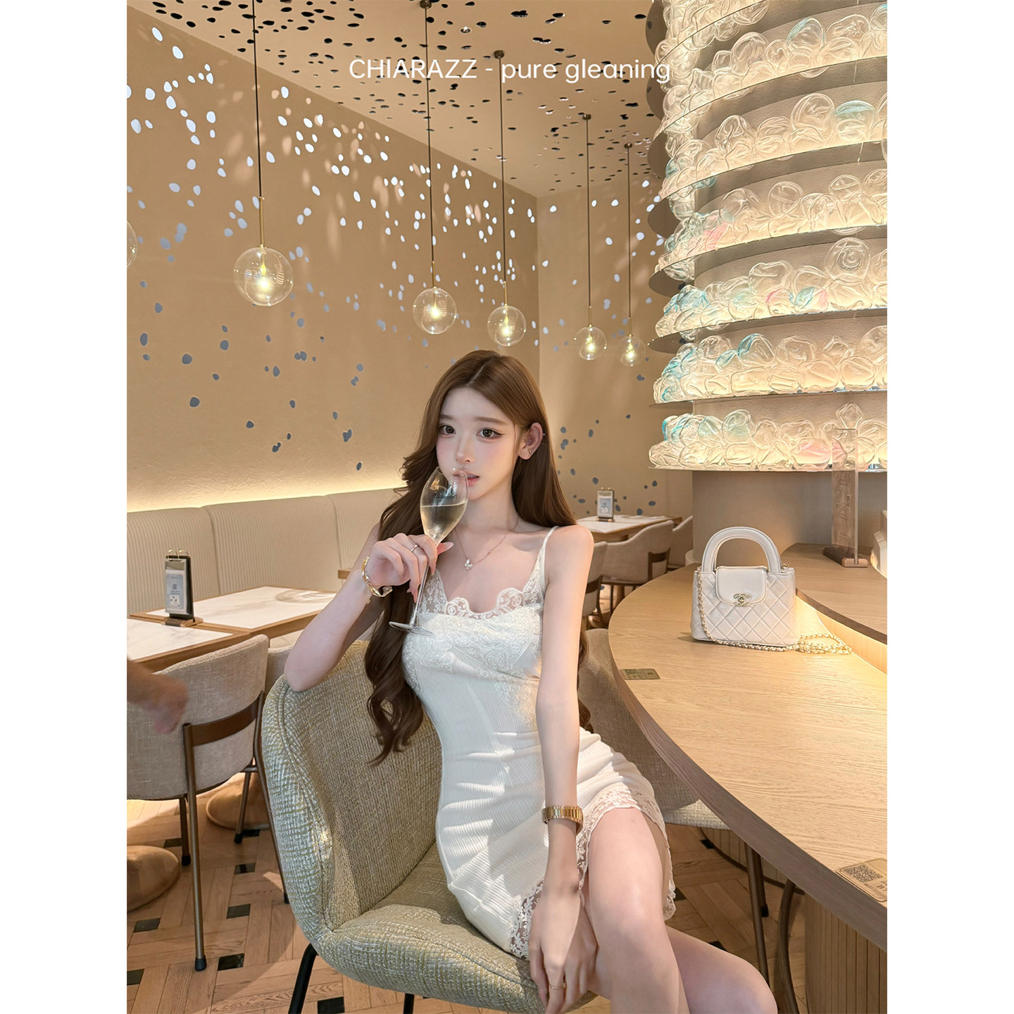 池昭昭Chiarazz 娇气包 蕾丝吊带粉白连衣裙+totem白马海毛开衫