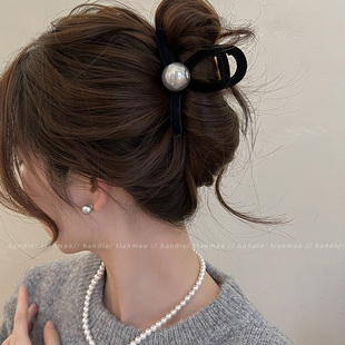 黑色丝绒珍珠抓夹女2023新款高级感大号发夹后脑勺秋冬鲨鱼夹头饰