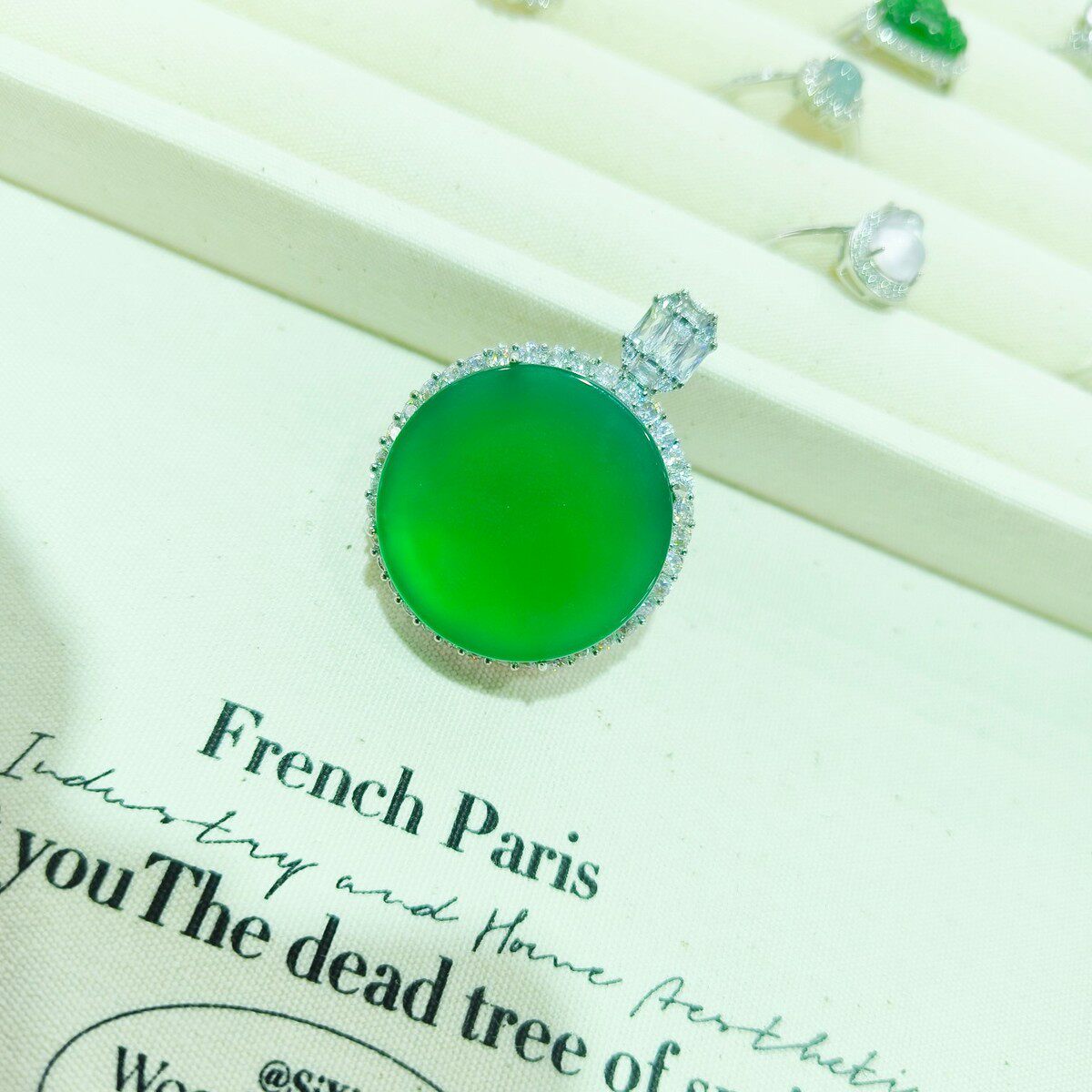 包邮绿玉髓圆形无事牌吊坠天然玛瑙吊坠满钻镶嵌圆饼玉髓挂件吊坠