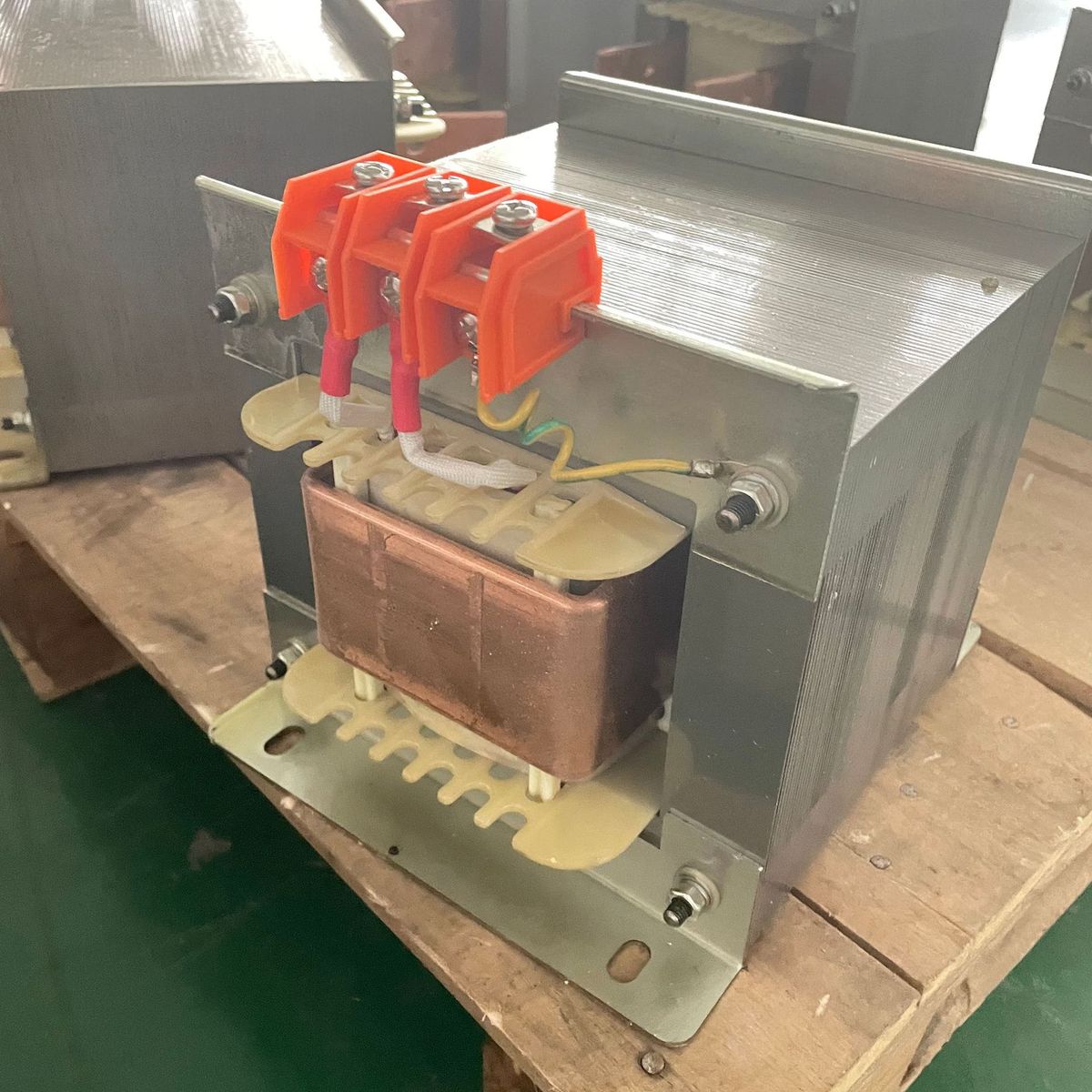 热销单相大电流电炉生产变压器超低压3v华电沪勇厂家加热质量保证