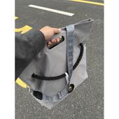 左千户包时尚 百搭男生斜挎运动健身包大容量宽肩带潮流通勤邮差包