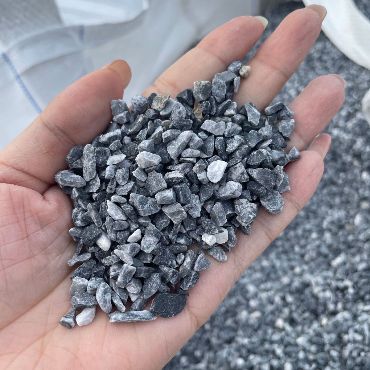 热销厂家供应黑色卵石砾石建筑铺路玄武岩碎石黑色小石子规格齐全