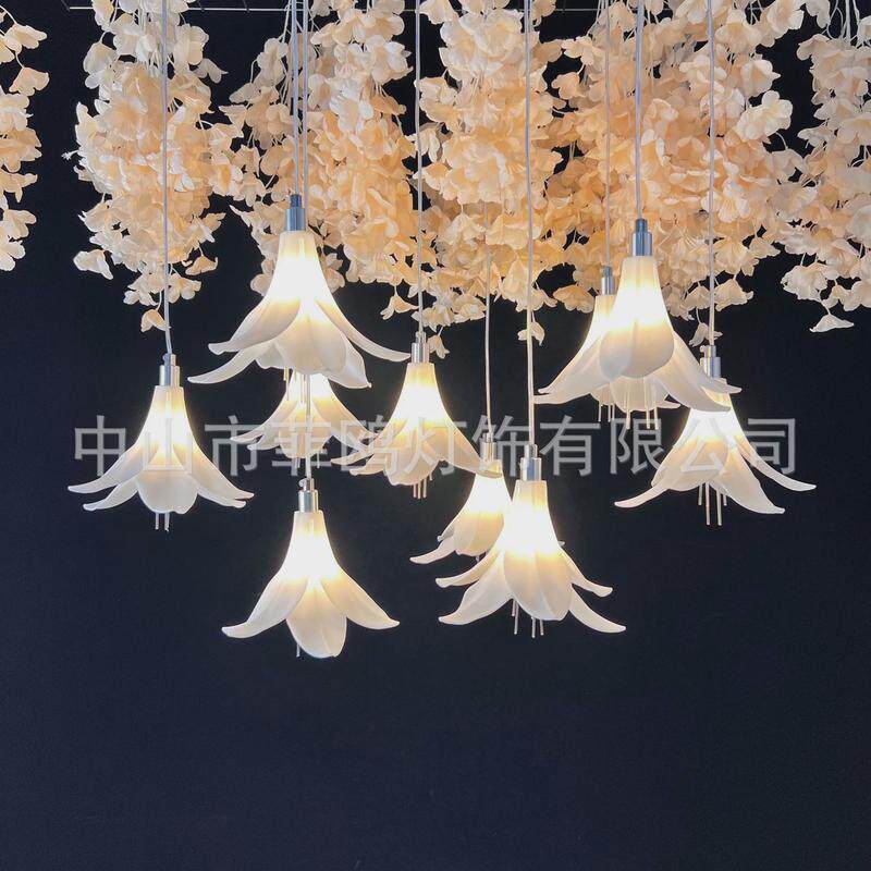 新款婚礼百合花装饰吊灯创意婚庆仿真花道具舞台发光亚克力吊顶灯