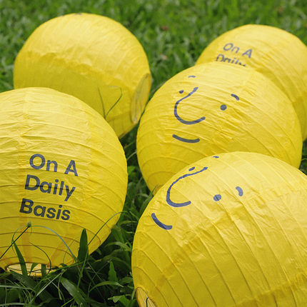 OADB黄色Bado笑脸蓝色球体手提纸灯笼发光家装饰中秋节日礼物挂饰