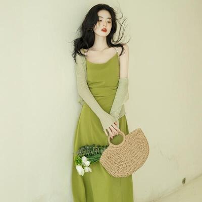法式绿色连衣裙夏季2025新款高级感气质绝美超仙吊带开衫两件套装