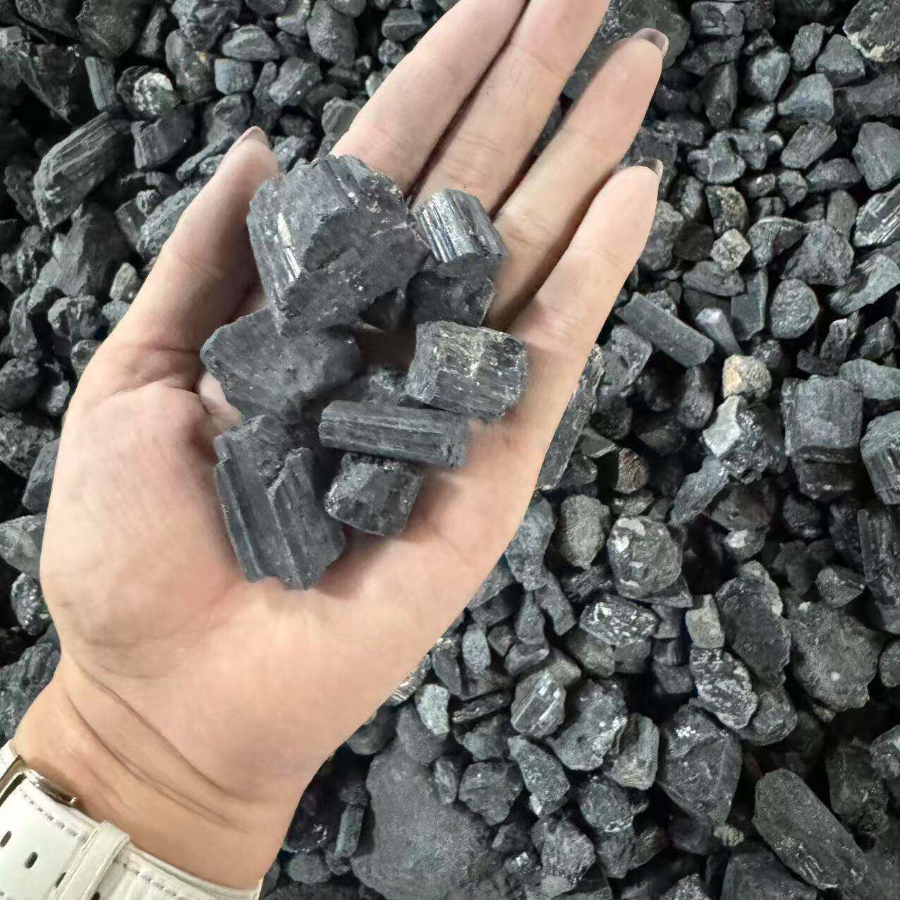 生产厂工989大量供应石电气晶体黑碧玺碎医托石玛琳环保饰品