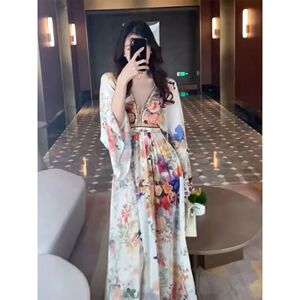 风情万种的碎花裙子深V领宽袖度假风气质连衣裙女神范春季新款