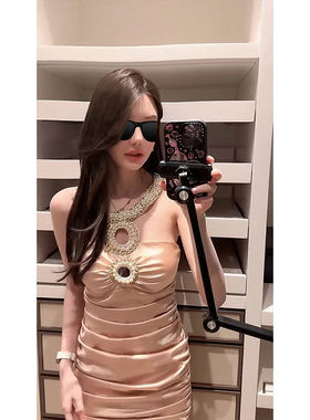 *泰里泰气大女主*优雅珍珠挂脖链镂空设计感褶皱缎面连衣裙