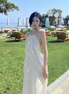 冰山美人 新款时尚气质显瘦度假风白色修身挂脖露背连衣裙长裙女