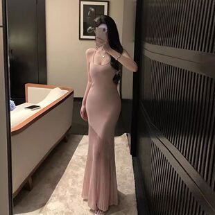 性感粉色针织吊带连衣裙女2024新款收腰显瘦露背拼接包臀鱼尾长裙