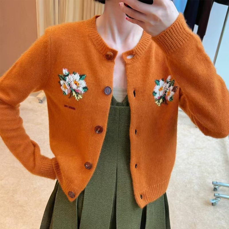 【高版本】SST秋款圆领单排扣毛衣十字绣花朵钉珠针织开衫shushu
