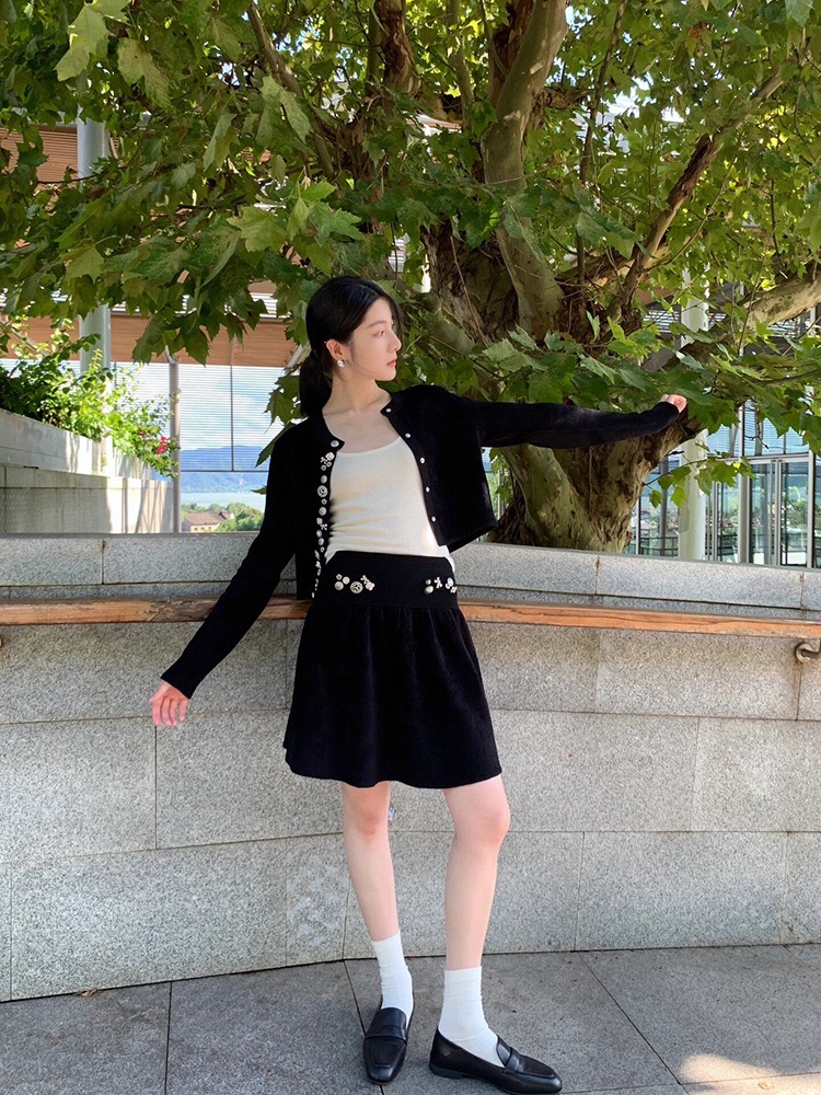 Swaying秋冬新款黑色长袖短款多彩扣趣味纽扣针织短开衫半裙套装