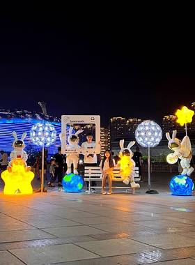 卡通太空兔子雕塑玻璃钢商场美陈月光兔户外景观装饰宇航员大摆件