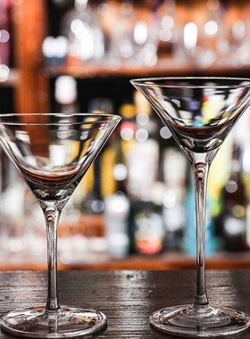 Lead-free crystal margarita glass martini glasses of red